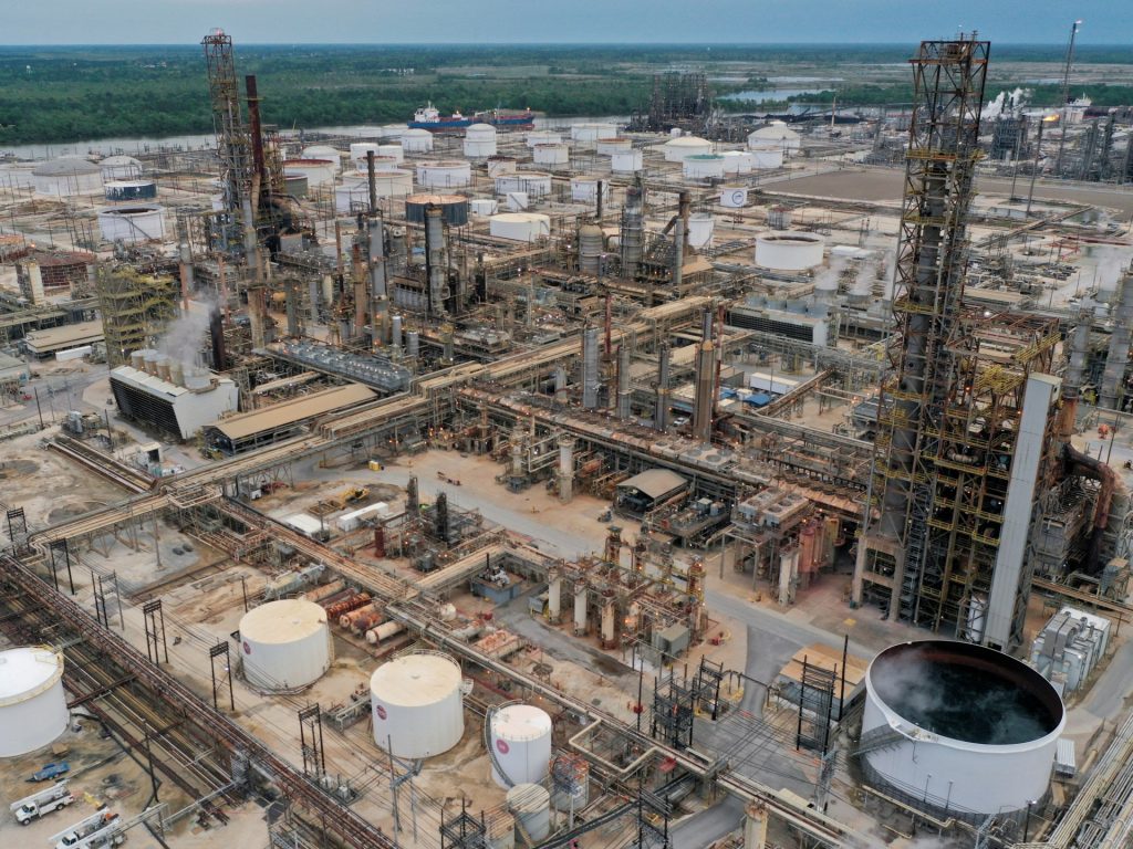 تكرير النفط.. قطاع متعثر يجد متنفسا في ارتفاع هوامش الربح