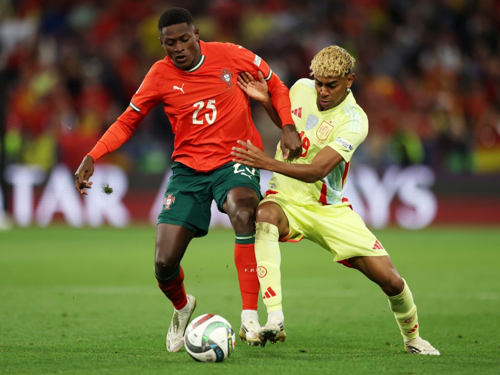 نونو مينديز ظهير طائر أوقف صلاح وساكا ولامين جمال