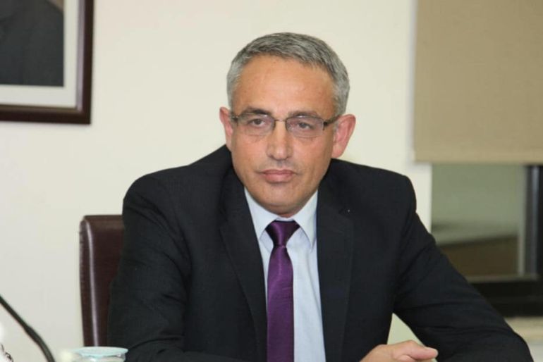 الرواية لها لغتها المختلفة عن الشعر، ومجدي دعيبس يعي هذا ويكتب بلغة تقتصد في التصوير، وتركز على المواقف والصور والمشاهد