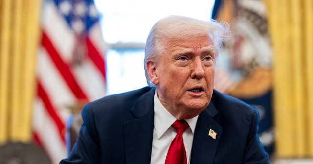 دونالد ترامب يعقد اجتماع المائدة المستديرة