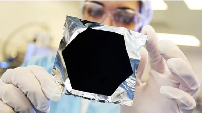 يمتص الفانتابلاك حوالي 99.965% من الضوء الساقط عليه (شركة سري نانوسيستمز)