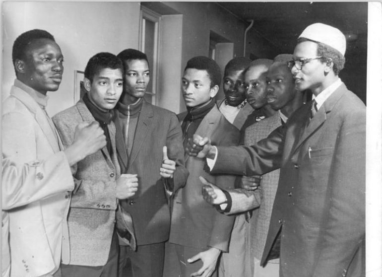 طلاب من مالي يحتجون في مدينة لايبزيغ الألمانية على التجربة النووية الفرنسية 13 فبراير/شباط 1960 (الأرشيف الفيدرالي الألماني)