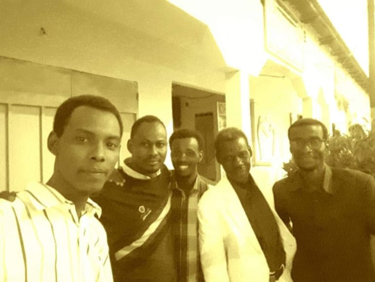 صورة تجمع بعض أدباء العربية في تشاد. الشاعر محمود شريف الروائي طاهر النور الروائي روزي جدي النقاد والقاص : عبدالقادر محمد أبة. الكاتب: عامر القوني