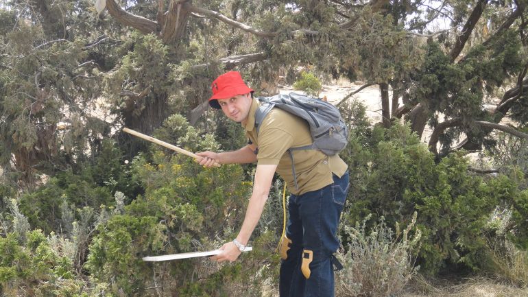 أثناء جمع النمل من جبال عسير في السعودية (مصطفى شرف)