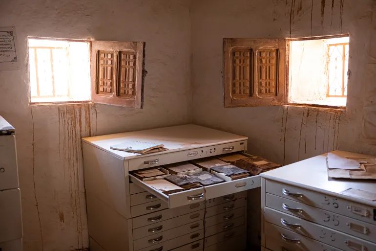 مخطوطات قديمة في مكتبة طالب بوبكر [باتريك ماينهاردت/وكالة فرانس برس]