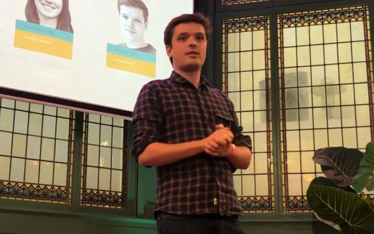 ديك تيمر يجادل أن الثراء الفاحش ليس نجاحا فرديا بل تحد أخلاقي، ويطالب بفرض حد أقصى للثروة لتقليل الفجوة الاجتماعية وتحقيق العدالة.