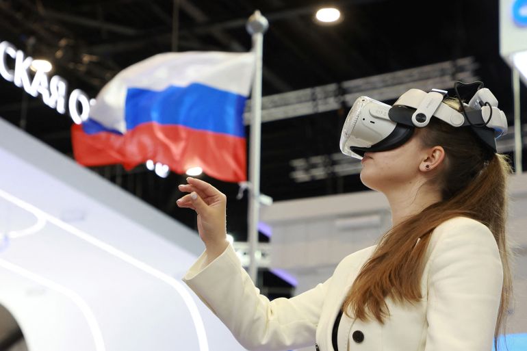 A visitor uses VR glasses during the St. Petersburg International Economic Forum (SPIEF) in Saint Petersburg, Russia June 18, 2025. REUTERS/Anton Vaganov