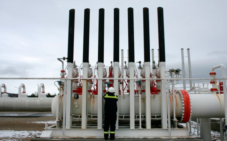 A worker checks the valve gears in a natural gas control centre of the Turkey's Petroleum and Pipeline Corporation, 35 km (22 miles) west of Ankara, January 5, 2009. The European Union on Monday scheduled talks with Russia to press for a speedy resolution of a dispute with Ukraine that has hit gas supplies to countries in eastern and southern Europe facing freezing temperatures. Turkey has increased gas delivered direct from Russia via the Blue-Stream pipeline under the Black Sea to compensate for a slight decline in supplies coming via Ukraine, an official said. REUTERS/Umit Bektas (TURKEY)
