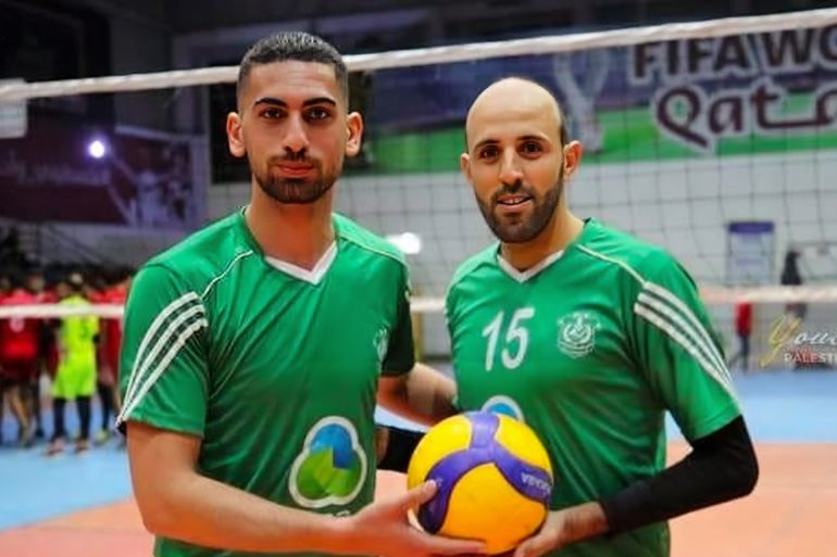 استشهاد لاعبي الكرة الطائرة أبطال المنتخب الوطني الفلسطيني حسن زعيتر وإبراهيم قصيعة جراء قصف إسرائيلي على مخيم جباليا شمالي قطاع غزة.