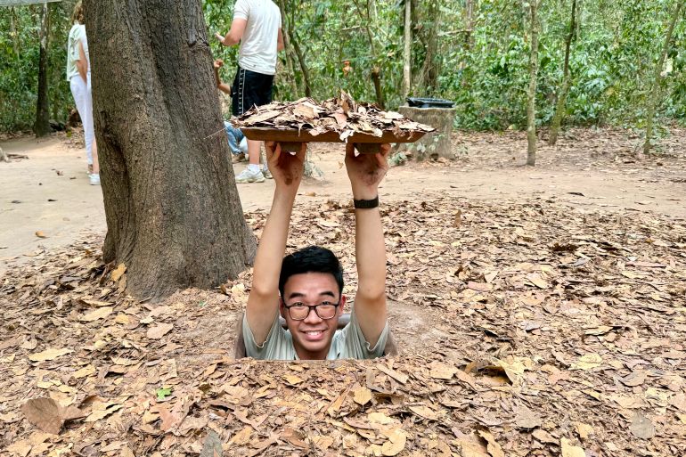 FILED - يُظهر مرشد سياحي فيتنامي للزوار في كوتشي كيف اختبأ مقاتلو الفيتكونج في حفر الأرض. لعب نظام الأنفاق، الذي يمتد لأكثر من 200 كيلومتر، دورًا رئيسيًا في انتصار الفيتكونج على القوات الأمريكية. صور: Carola Frentzen/dpa Credit: Carola Frentzen/dpa
