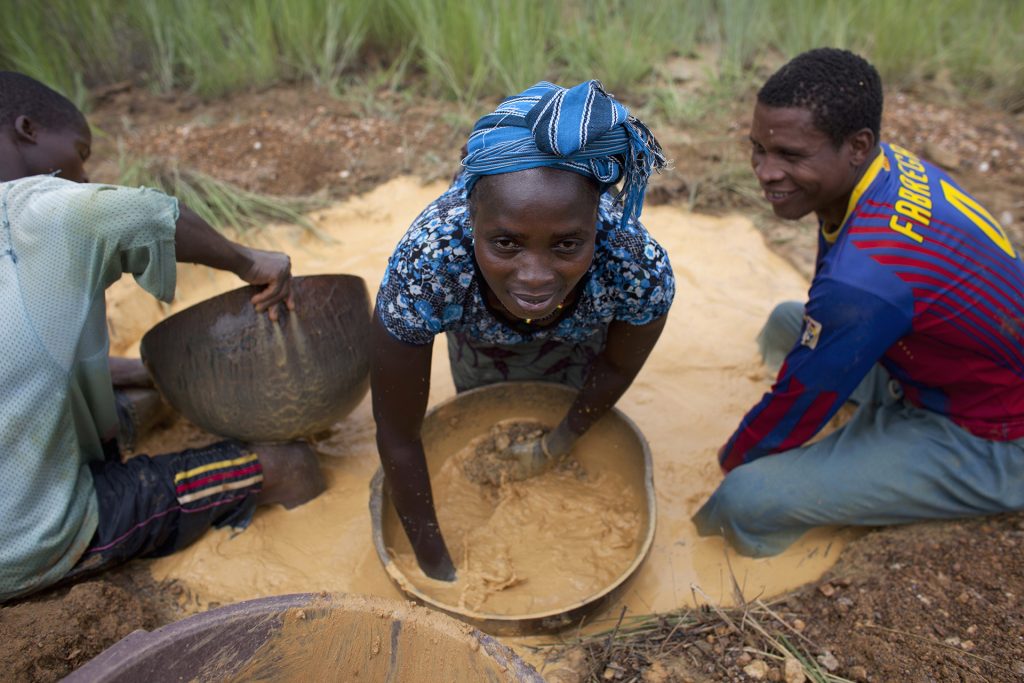 ذهب أفريقيا في قبضة 7 شركات.. قائمة بـ10 دول تُنتج ولا تستفيد