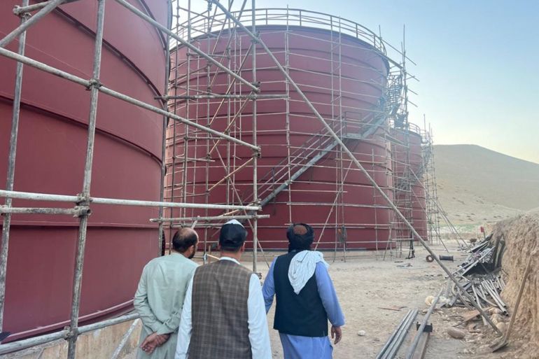 تفقد ميداني من قبل مسؤولين وخبراء لموقع مشروع نفطي في شمال أفغانستان في إطار متابعة تنفيذ الخطط الاستثمارية الحكومية في قطاع الطاقة المصدر الجزيرة