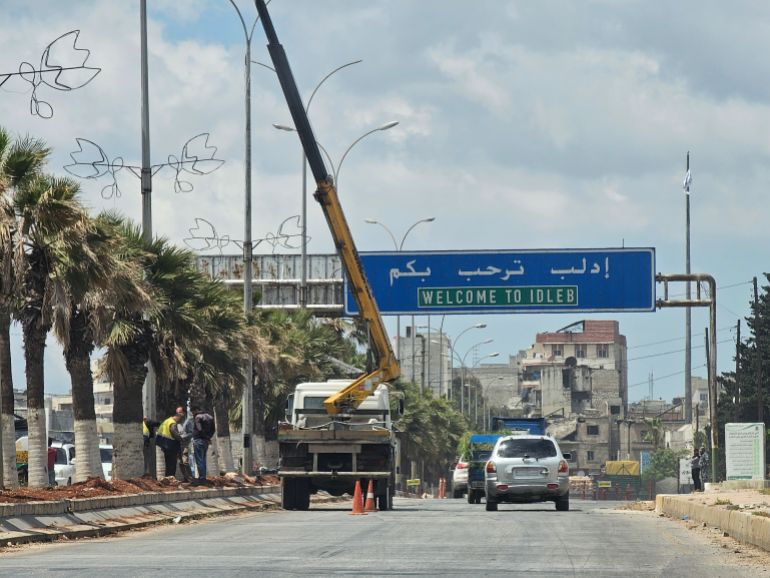 يتم إصلاح الشبكات الكهربائية بهدف زيادة عدد ساعات الكهرباء بعد وصول الغاز(الجزيرة نت)