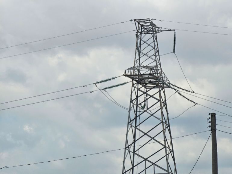 البنية التحتية للشبكة الكهربائية في سوريا تعاني من مشاكل (الجزيرة)