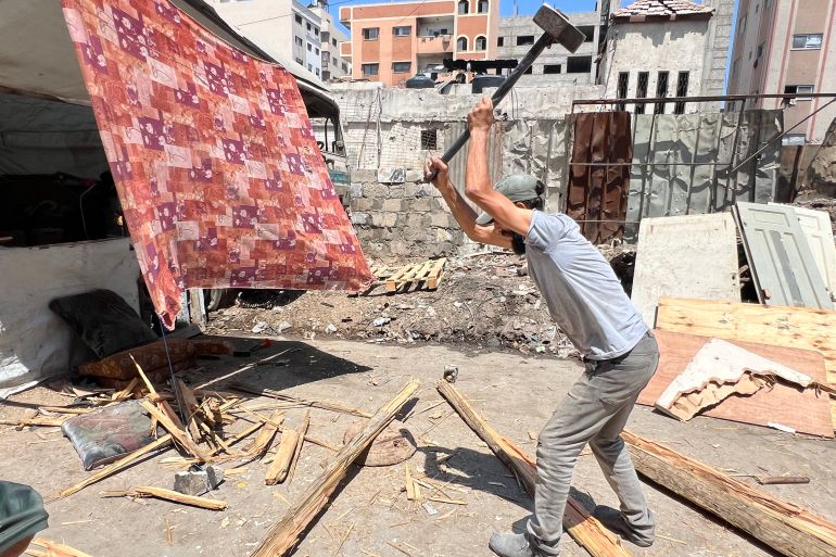 1-أسعار الخشب تفوق قدرة سكان غزة على تحمله وهو ما يزيد من أعبائهم ومعاناتهم حيث وصل سعر الكيلو منه إلى نحو دولارين.