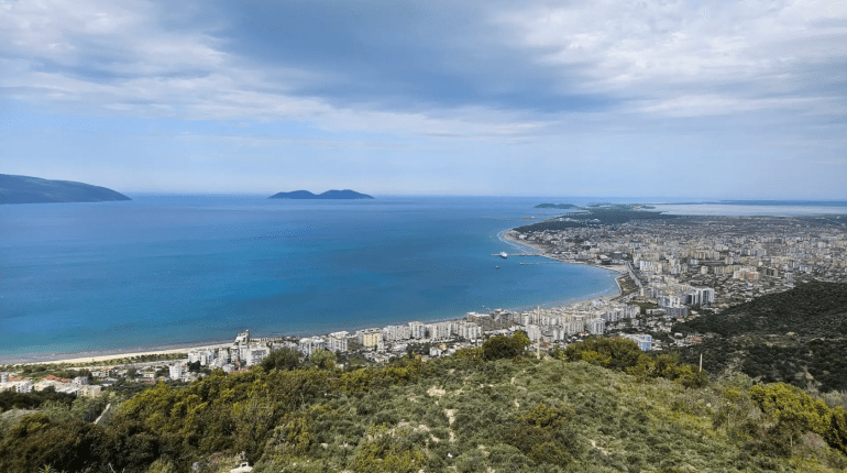 في رحلة استثنائية استغرقت ثلاثة أيام قامت الجزيرة نت بزيارة فلورا حيث استكشفت معالمها المميزة داخل المدينة وحولها عبر ثلاثة مسارات رئيسية