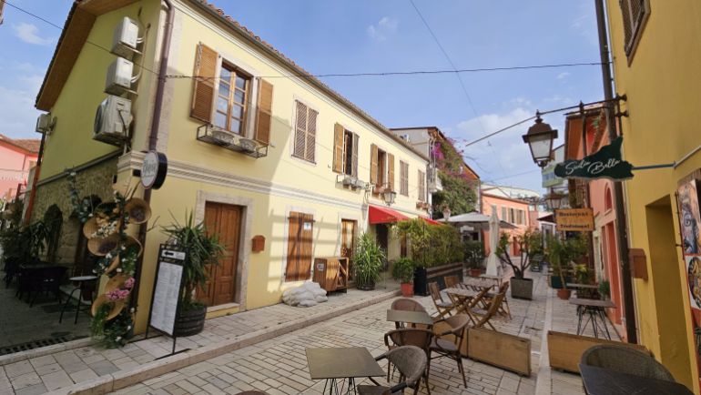 6 ـ تعود نشأة حي مورادية إلى منتصف القرن التاسع عشر حين بدأت فلورا بالتوسع لتتحول إلى مدينة ساحلية مزدهرة اقتصاديًا