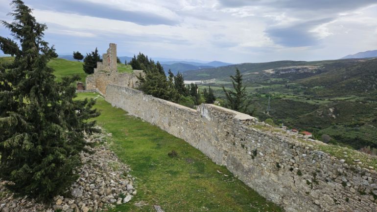 16 ـ تضم قلعة كانينا طرقًا متعرجة تنسجم مع طبيعة الموقع الوعرة وتتناثر حولها بقايا الأسوار المحيطية