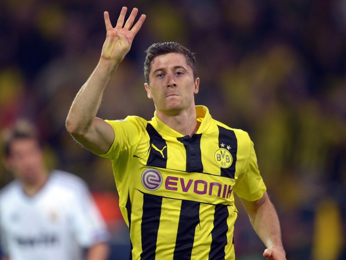 epa03675931 Dortmund's Robert Lewandowski celebrates after scoring 4-1 during the UEFA Champions League semi final first leg soccer match between Borussia Dortmund and Real Madrid at BVB stadium in Dortmund, Germany, 24 April 2013. EPA/FEDERICO GAMBARINI
