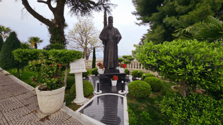 على قمّة تلة عالية تُطل على مدينة فلورا ينتصب معلمٌ كوزوم بابا الذي يحكي قصة الطائفة البكتاشية في ألبانيا.