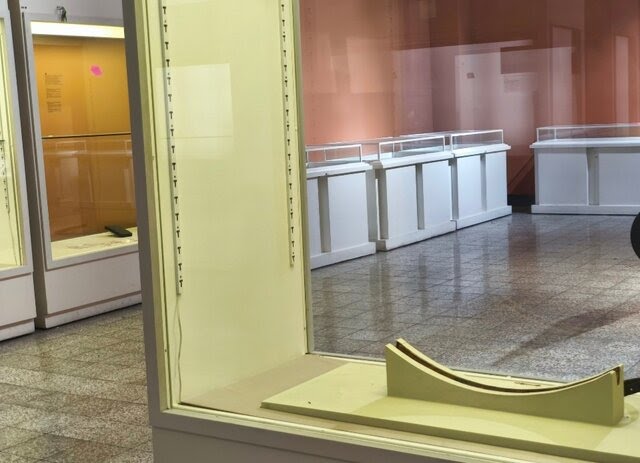 نقل الوثائق التاريخية إلى مخازن الآثار التاريخية الثمينة (المتحف الوطني الإيراني)