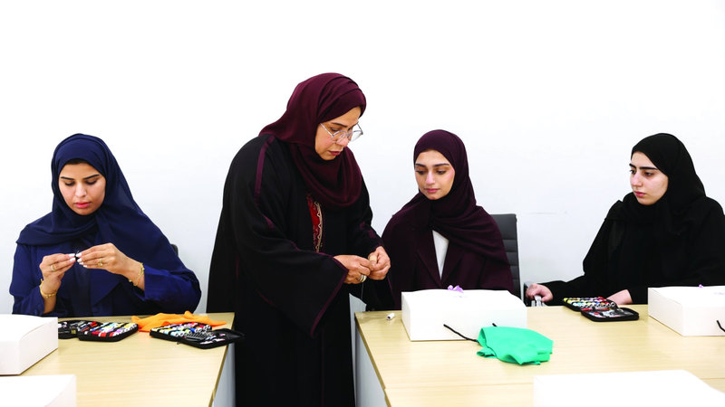 فتيات «غراس الصيف» يتعلمن السنع وفنون الضيافة وحرفاً نسائية