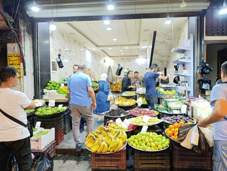 بين الدكاكين وأفنية البيوت، كانت دمشق تتجلى بكامل بهائها؛ مدينة لا تُقاس بجدرانها وحدها، بل بقلوب ناسها التي تعرف كيف تُبقي الباب مفتوحًا لكل روحٍ تبحث عن الدفء والانتماء