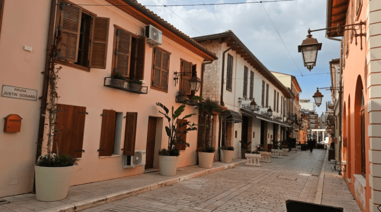 في قلب البلدة القديمة لمدينة فلورا يتربع حي مورادية ككنز معماري حي يروي حكاية قرنين من التحولات الكبرى