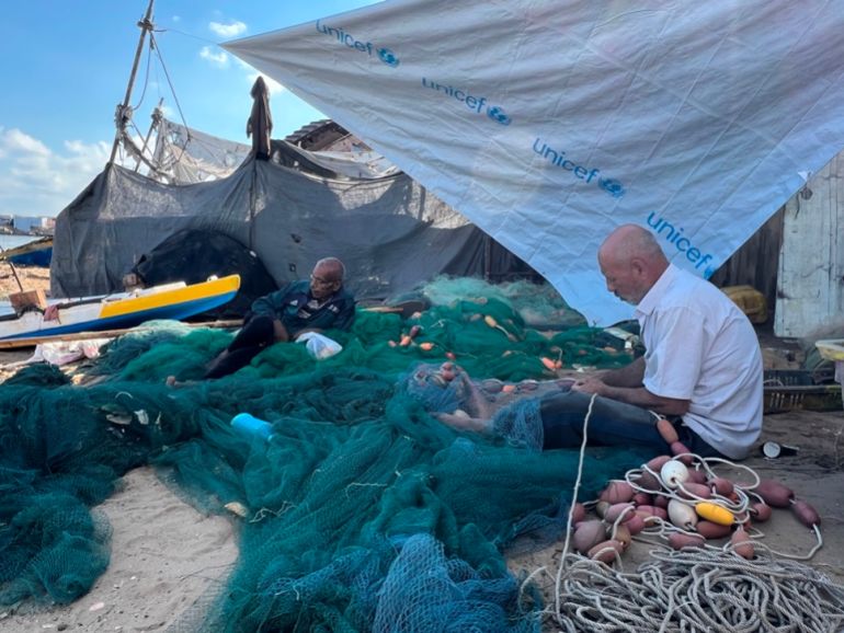 -صيادون يعملون داخل حوض ميناء غزة الفقير بالأسماك تخوفا من بطش قوات الاحتلال بهم