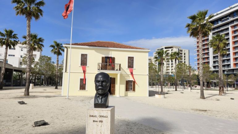 18 ـ في غرب فلورا وعلى مقربة من ساحلها المتلألئ يطل متحف الاستقلال الذي شهد إعلان استقلال ألبانيا في 28 نوفمبر 1912