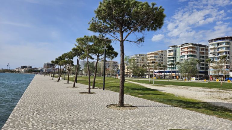 27 ـ يُعد كورنيش فلورا أو الممشى من أبرز معالم المدينة الساحلية وأكثرها جذبًا للزوار