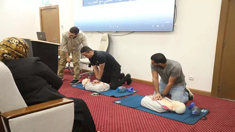 صور.. تدريب العاملين المدنيين بالداخلية على أجهزة إزالة الرجفان القلبي