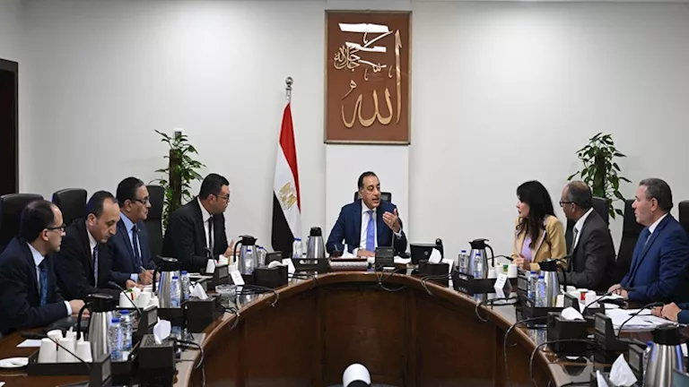 رئيس الوزراء يُتابع الخطة التنفيذية لمحطات تحلية مياه الساحل الشمالي ا