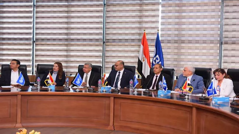 وزير العمل يُسلم شهادات تدريب على “المساح العام” لخريجي جغرافيا