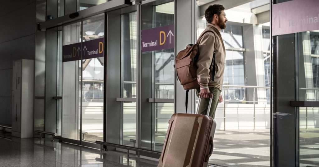 بعد إلغاء قرار خلع الحذاء بالتفتيش.. من يحق له منعك من السفر بالمطارات؟