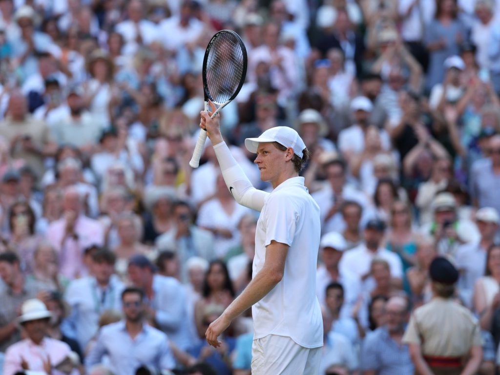 شاهد.. سينر يقصي ديوكوفيتش ويواجه ألكاراز في نهائي ويمبلدون للتنس