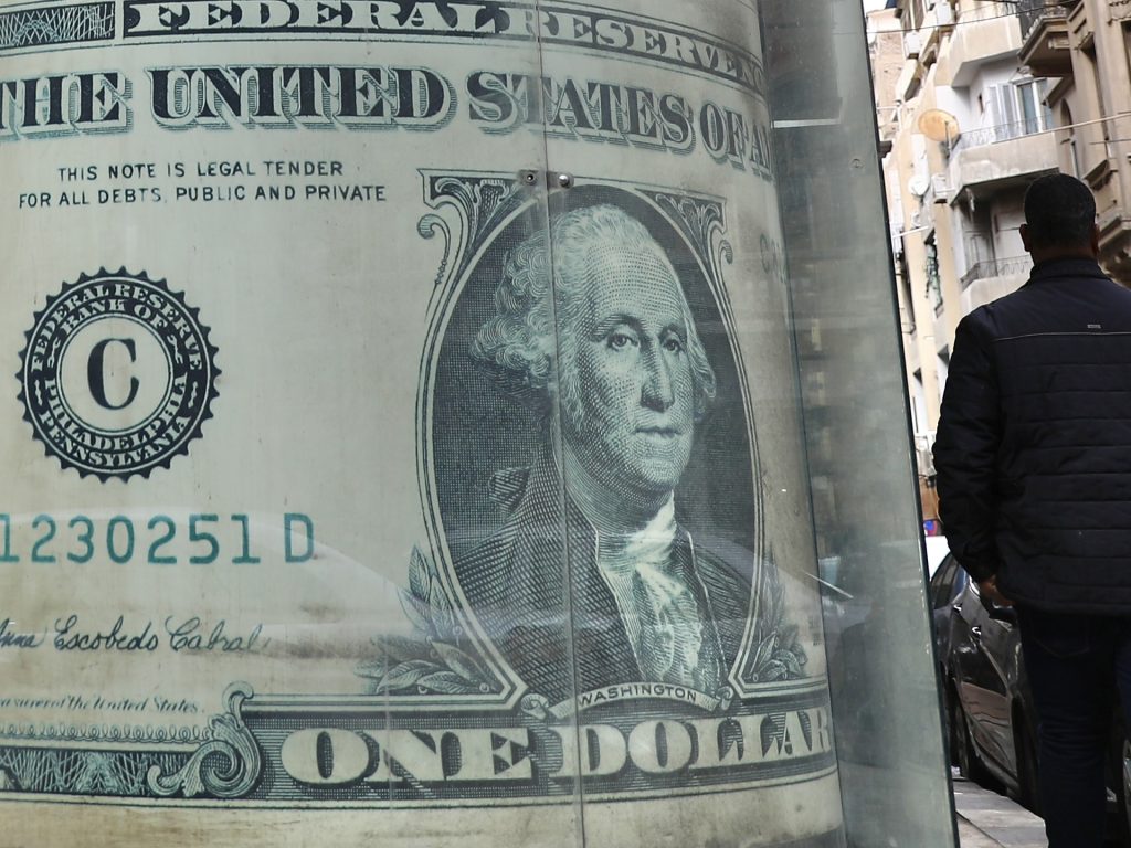 كيف يؤثر تراجع الدولار على اقتصادات ومواطني الدول العربية؟