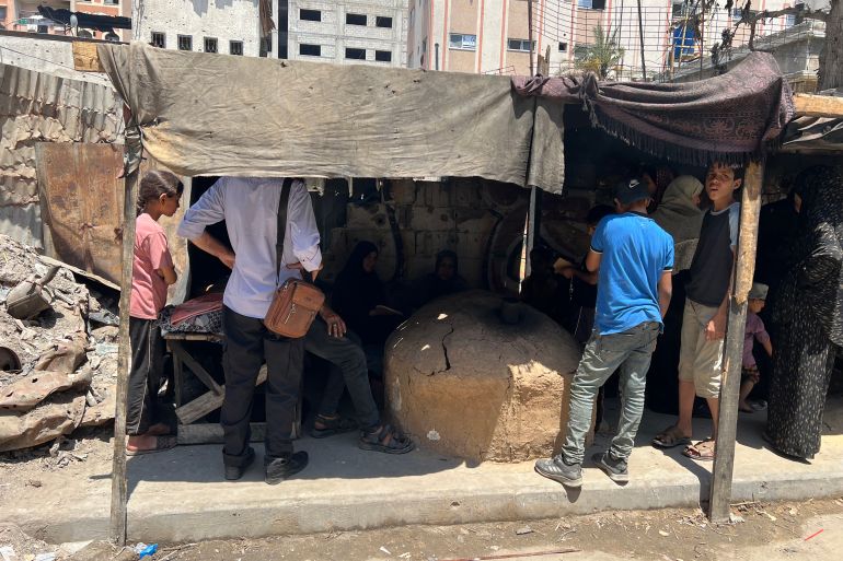 3-اضطرت بعض الأفران التقليدية إلى إغلاق أبوابها بسبب ارتفاع أسعار الخشب فيما رفع البعض الآخر الأسعار