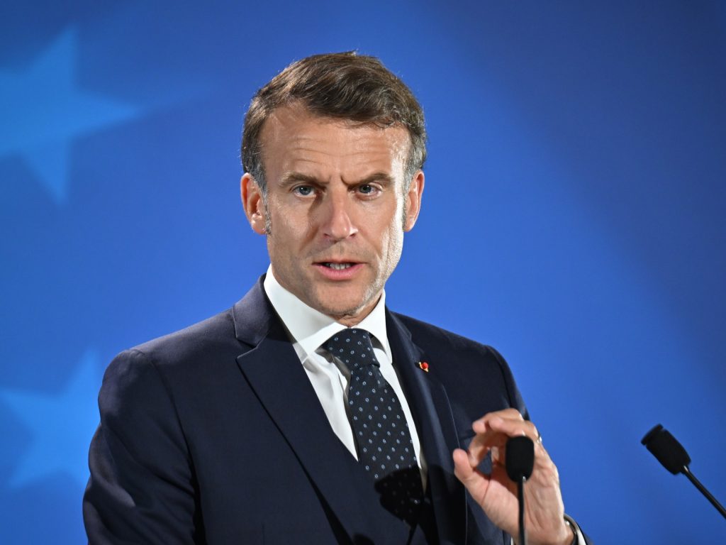 سفير إسرائيلي سابق يدعو ماكرون لفرض عقوبات على تل أبيب