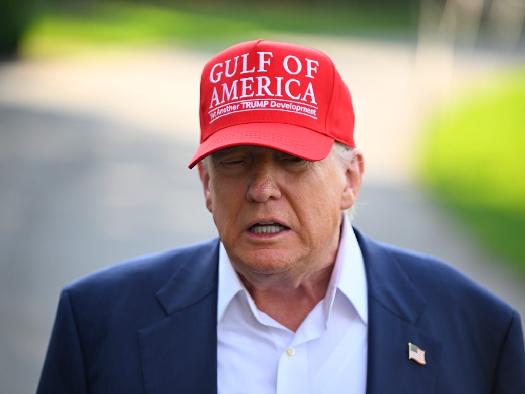 ترامب يهدد بفرض رسوم جمركية إضافية على دول بريكس