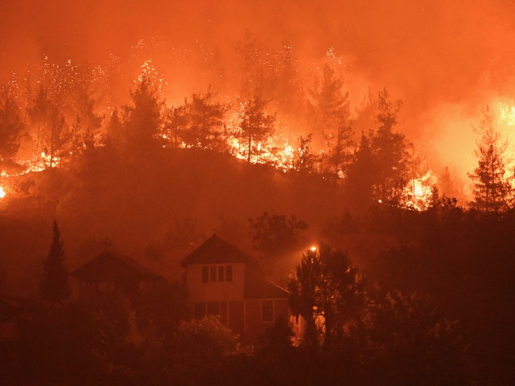 تركيا تسجل درجة حرارة قياسية وحرائق غابات باليونان