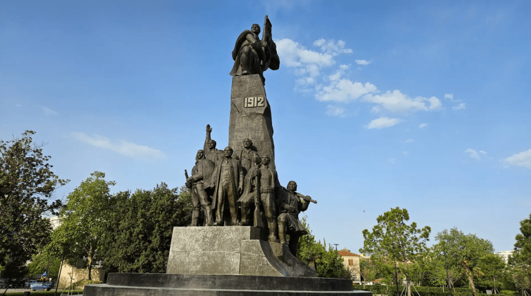 في قلب ساحة العلم ينتصب نصب الاستقلال حيث ارتفعت راية الاستقلال عام 1912 لتُعلن ميلاد الدولة الحديثة