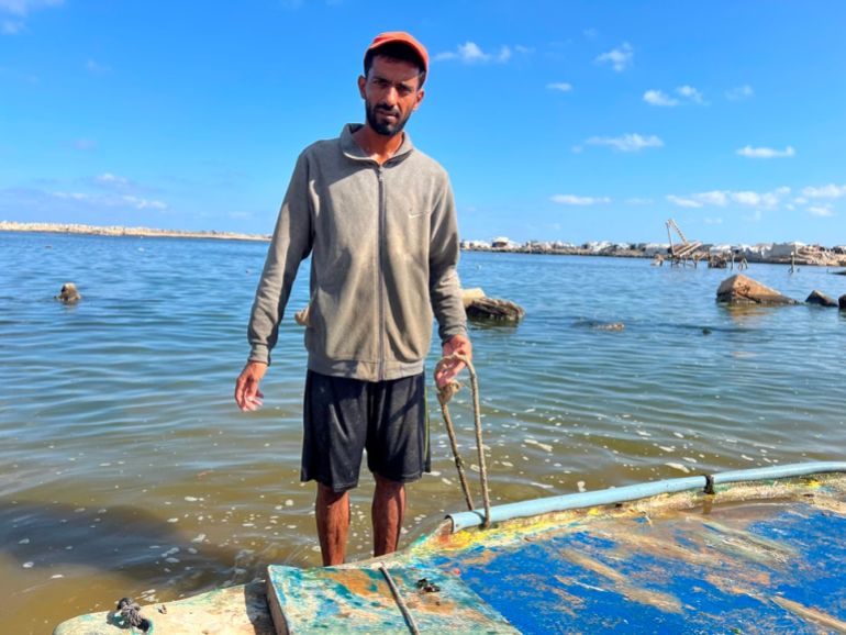 4- الصياد محمود عروق يقول إنه سيجمع شباكه في ميناء غزة تمهيدا لتخزينها بعد توقفه عن الصيد قسرا