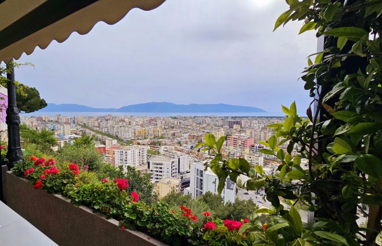 3 ـ تُعد فلورا واحدة من أجمل اللآلئ السياحية التي تزين ألبانيا