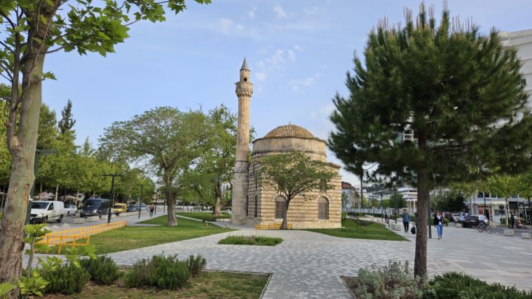 8 ـ يُعد جامع مرادية في مدينة فلورا من أبرز المعالم الإسلامية العثمانية في جنوب ألبانيا