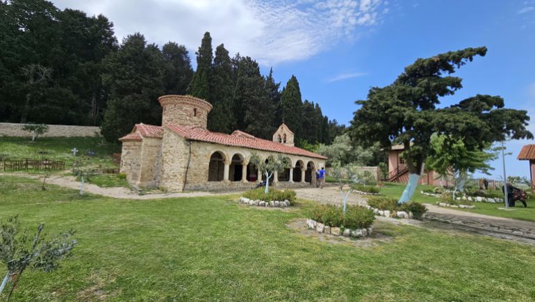 30 ـ تحتضن جزيرة زفيرنيت دير القديسة مريم أحد أبرز المعالم الدينية في ألبانيا ويعود تاريخه إلى القرن العاشر الميلادي