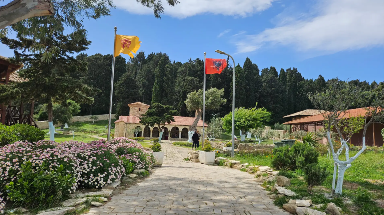 وفي الزاوية الجنوبية الغربية من بحيرة نارتا تقع جزيرة زفيرنيت وتعد واحدة من أجمل الجزر الصغيرة في الجنوب الألباني