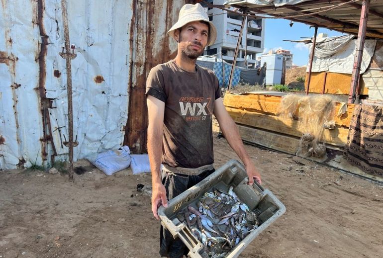 4- الصياد محمود عروق يقول إنه سيجمع شباكه في ميناء غزة تمهيدا لتخزينها بعد توقفه عن الصيد قسرا