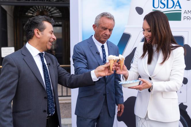 يرحب رئيس إدارة الأغذية والعقاقير (FDA) ، وكالة الأطعمة الأمريكية والأدوية ، ومارتن ماكاري ، ووزير الصحة ، وروبرت كينيدي جونيور ، ووزير الزراعة ، بروك رولينز ، بقرار مصنعي ICE بحظر الأصباغ الاصطناعية ، في وزارة الزراعة ، في واشنطن ، في 14 يوليو 2025.