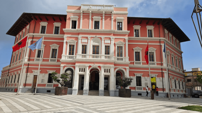 مبنى بلدية فلورا بطرازه الايطالي يجسد تطور الطراز المعماري للمدينة خلال القرن العشرين